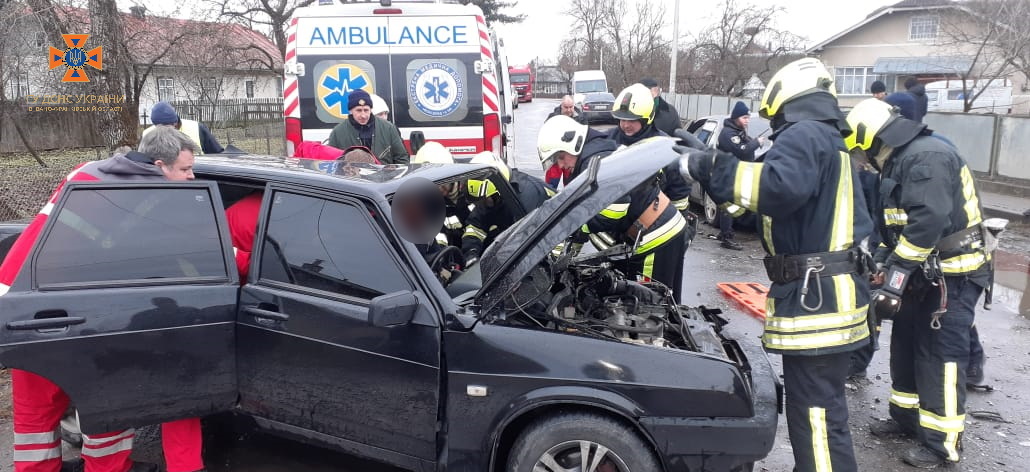 Зранку у Хриплині не поділили дорогу два автомобілі: одна людина постраждала (ФОТО)