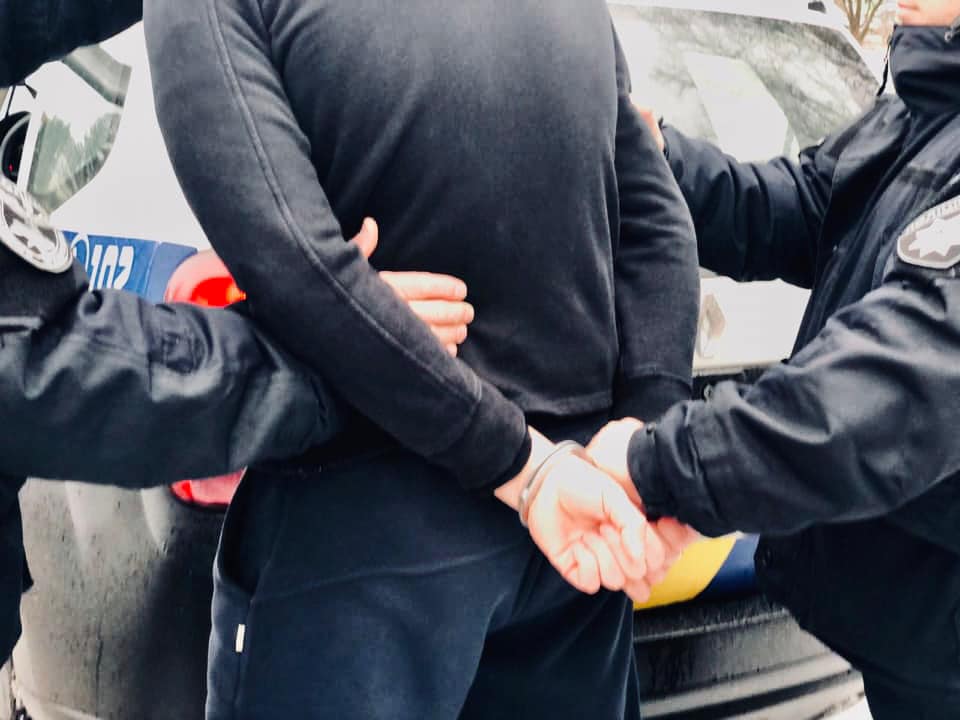 Чоловіка, який у Микуличині порізав підлітка, взяли під варту та призначили заставу