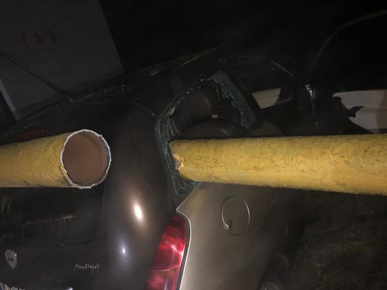 Поблизу Коломиї автомобіль врізався у газову трубу. Десятки осель залишилися без газу (ФОТО)