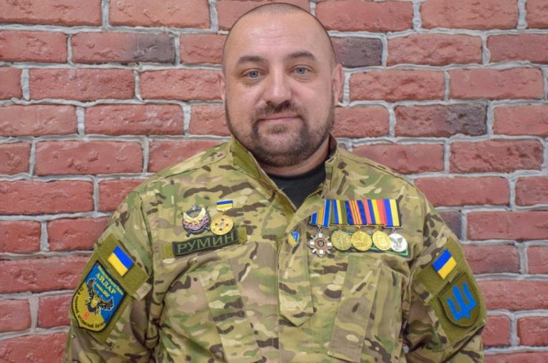 Президент відзначив медаллю воїна та керівника франківських муніципалів Михайла Шутака