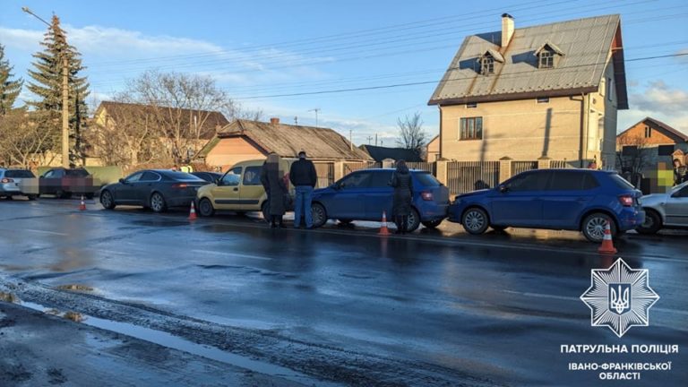 У Франківську через необережну водійку сталася ДТП за участі чотирьох авто (ФОТОФАКТ)