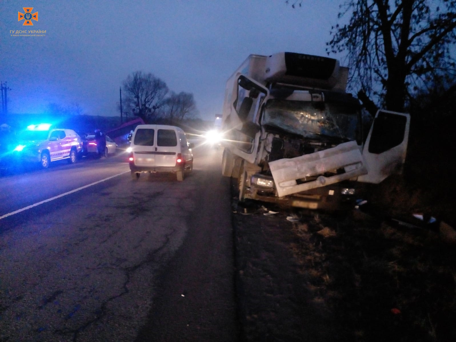 На Рогатинщині ДТП за участю рейсового автобуса та вантажівки: четверо осіб в лікарні (ФОТОФАКТ, ДОПОВНЕНО)