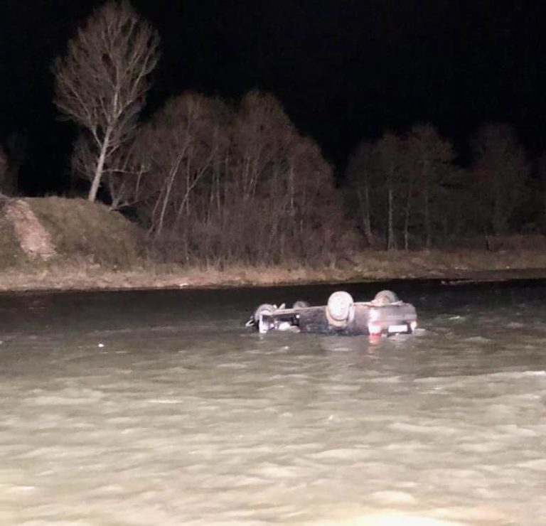 У Верховині автомобіль злетів у річку та перекинувся на дах – водій загинув (ФОТО)
