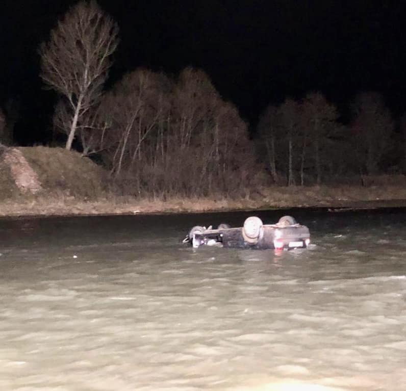 У Верховині автомобіль злетів у річку та перекинувся на дах – водій загинув (ФОТО)