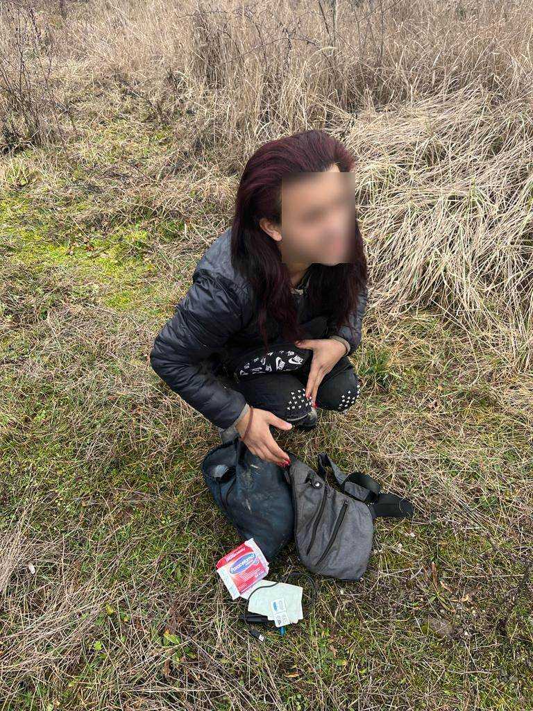 Троє ромів намагалися незаконно потрапити в Угорщину. Один з них вдавав, що є жінкою (ФОТО)