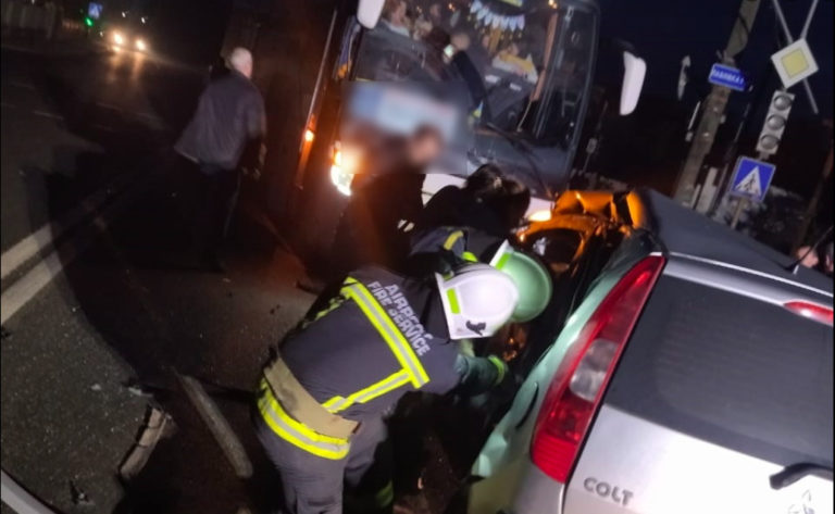 В Ямниці зіткнулися рейсовий автобус та легковик. Рятувальники “вирізали” двох постраждалих (ФОТОФАКТ)