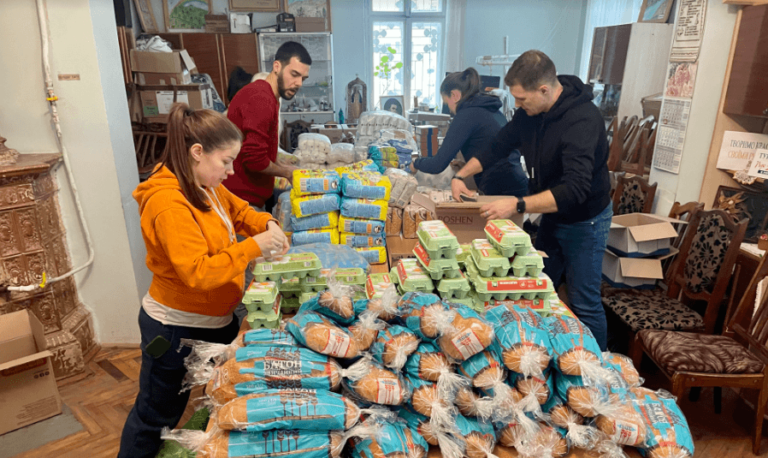 Франківські волонтери закупили та передали продуктові набори для літніх людей (ФОТО)