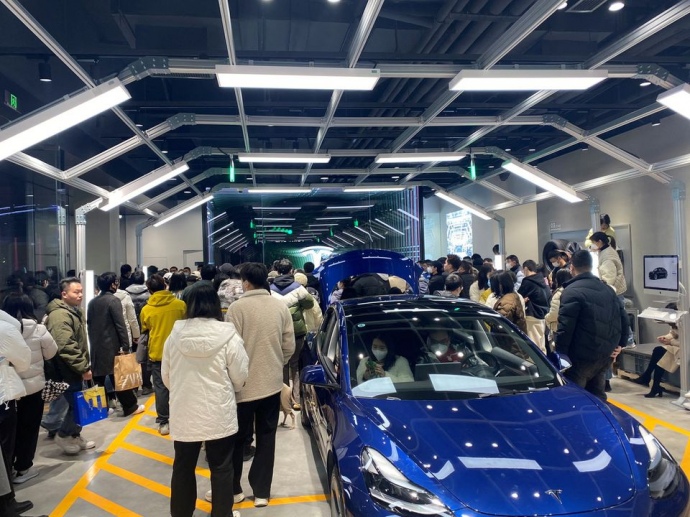 Поверніть гроші: у Китаї сотні власників Tesla протестували через несподіване зниження цін