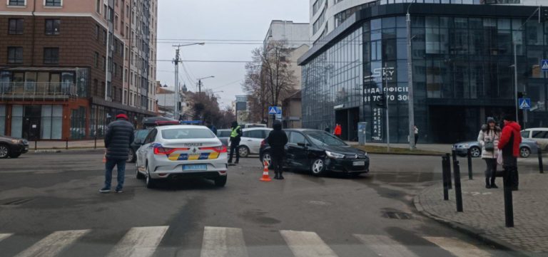 На перетині Бельведерської-Бульварів ДТП: є травмовані (ФОТОФАКТ)
