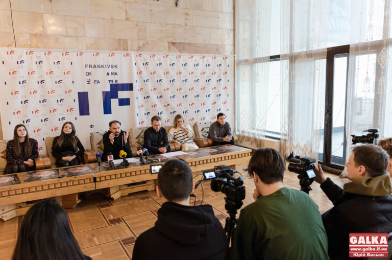 У франківському драмтеатрі розповіли про нову виставу «Вовчиха». Вона про гіперопіку від батьків (ФОТО)