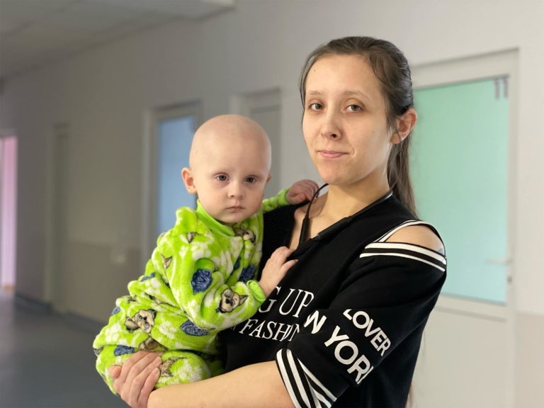 Вростала в органи: однорічному хлопчику з Франківська видалили 10-сантиметрову ракову пухлину (ФОТО)