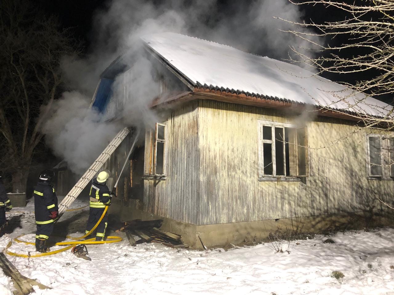 У селі на Франківщині на місці пожежі виявили тіло чоловіка (ФОТОФАКТ)