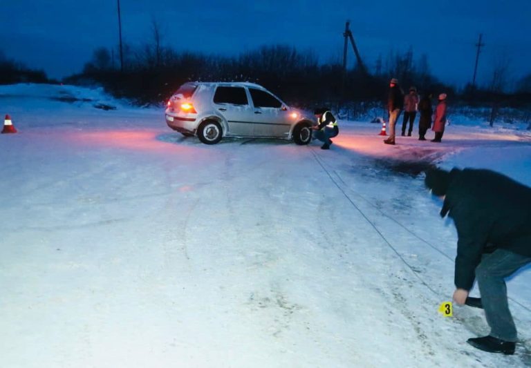 У Долині чоловік потрапив під колеса авто, яке занесло (ФОТО)