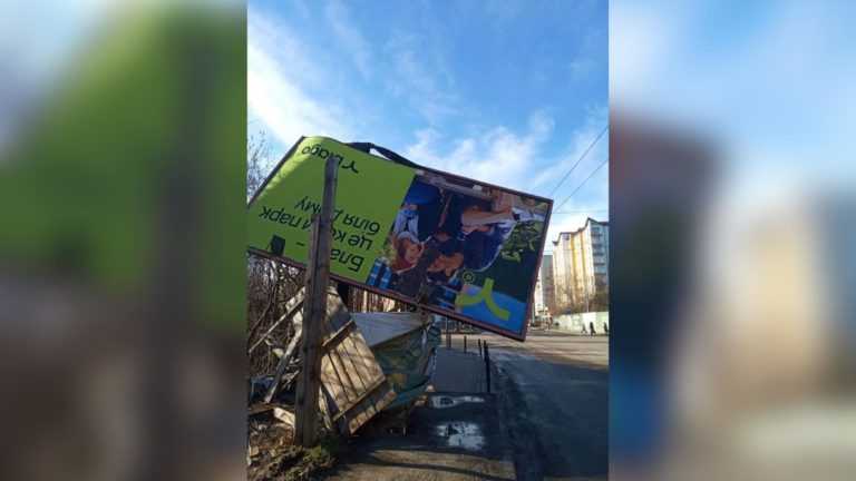 У Франківську лютує вітер: як залишитися цілим на вулиці (ФОТО)