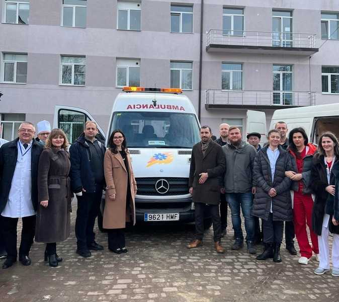 Оновлену “швидку” отримав онкологічний центр у Франківську (ФОТО)