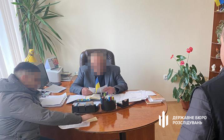 На Прикарпатті викрили посадовців, які організували «бізнес» з переправляння чоловіків за кордон (ФОТО)