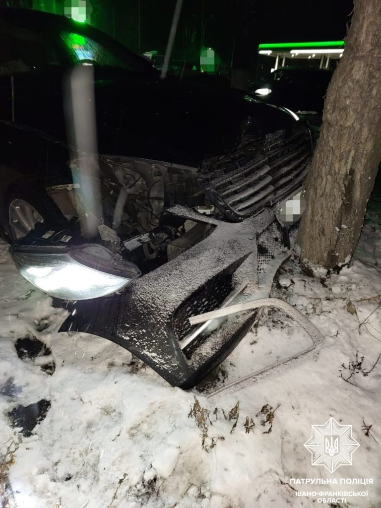 У Франківську п’яна водійка без прав в’їхала в дерево (ФОТО)