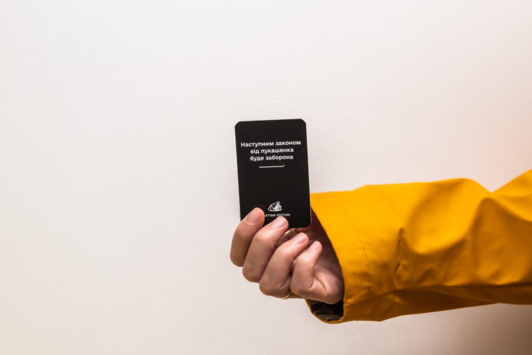 Cards Against Svynosobaky: українці створили настільну гру про життя під час війни, а прибуток передають на ЗСУ (ФОТО)