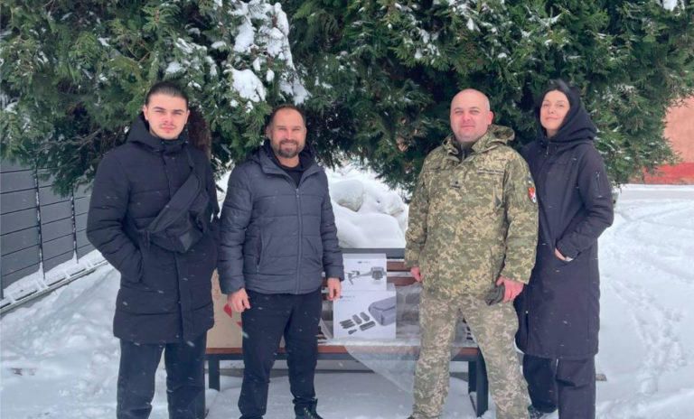 Франківський драмтеатр передав захисникам дрон. Гроші зібрали під час показу “Бій за Україну” (ФОТОФАКТ)