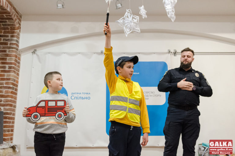 У Франківську поліцейські вчили дітей, як бути чемним пішоходом (ФОТОРЕПОРТАЖ)