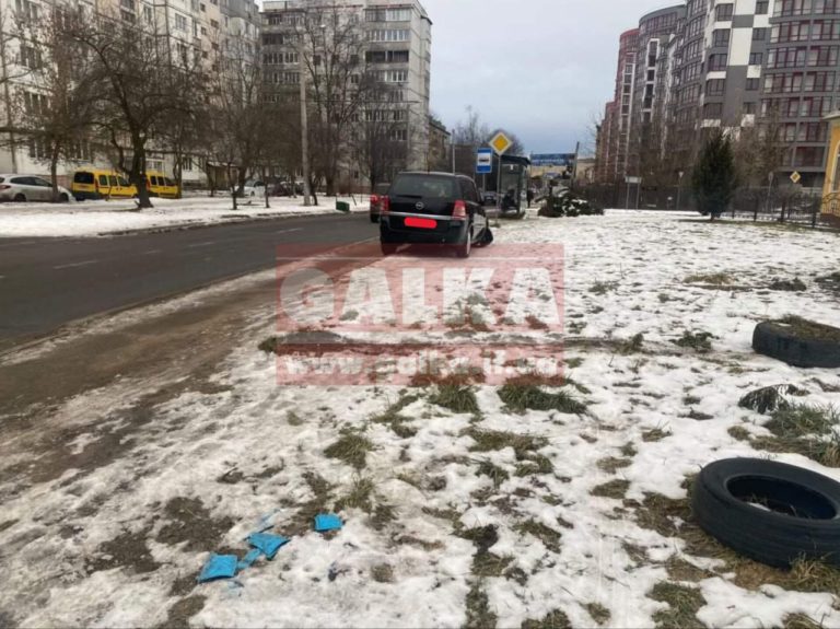 У Франківську “Опель” на швидкості в’їхав у дорожній знак (ФОТО)