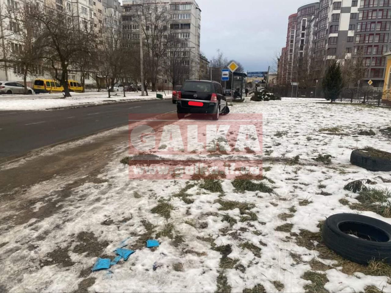 У Франківську “Опель” на швидкості в’їхав у дорожній знак (ФОТО)