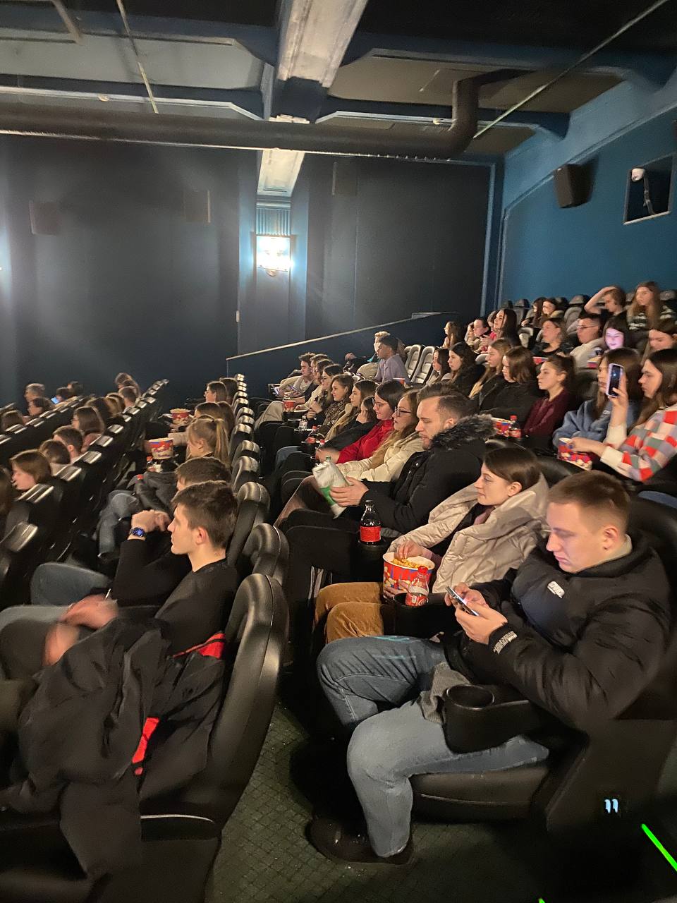 На благодійному перегляді “Щедрика” у Франківську зібрали 11 тисяч гривень для ЗСУ (ФОТО)