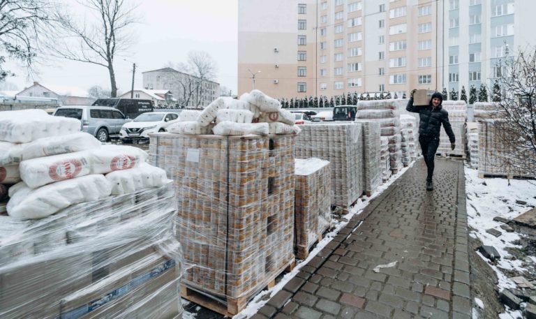 Понад 20 тонн продуктів роздадуть потребуючим людям на Франківщині (ФОТО)