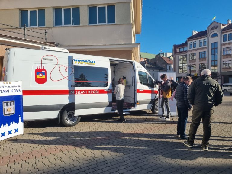 У День донора в центрі Франківська працюватиме мобільний пункт забору крові