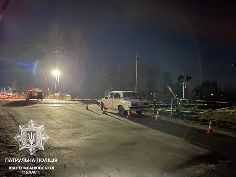 У Франківську п’яний водій “зніс” залізничний шлагбаум (ФОТО)