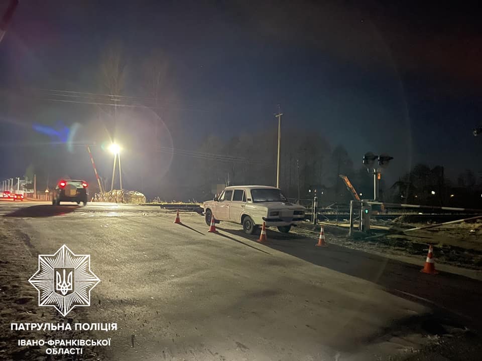 У Франківську п’яний водій “зніс” залізничний шлагбаум (ФОТО)