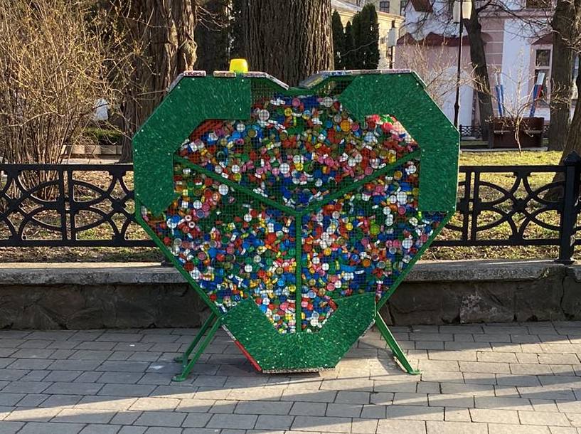 Франківці назбирали в екосерце понад 100 кг пластикових кришечок (ФОТО)