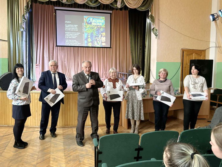 Випускниця франківського ліцею подарувала вчителям 10 графічних планшетів (ФОТО)