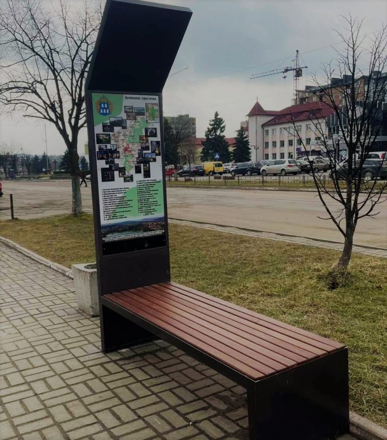 У Долині встановили еколавочку зі зарядними та туристичною мапою громади (ФОТО)