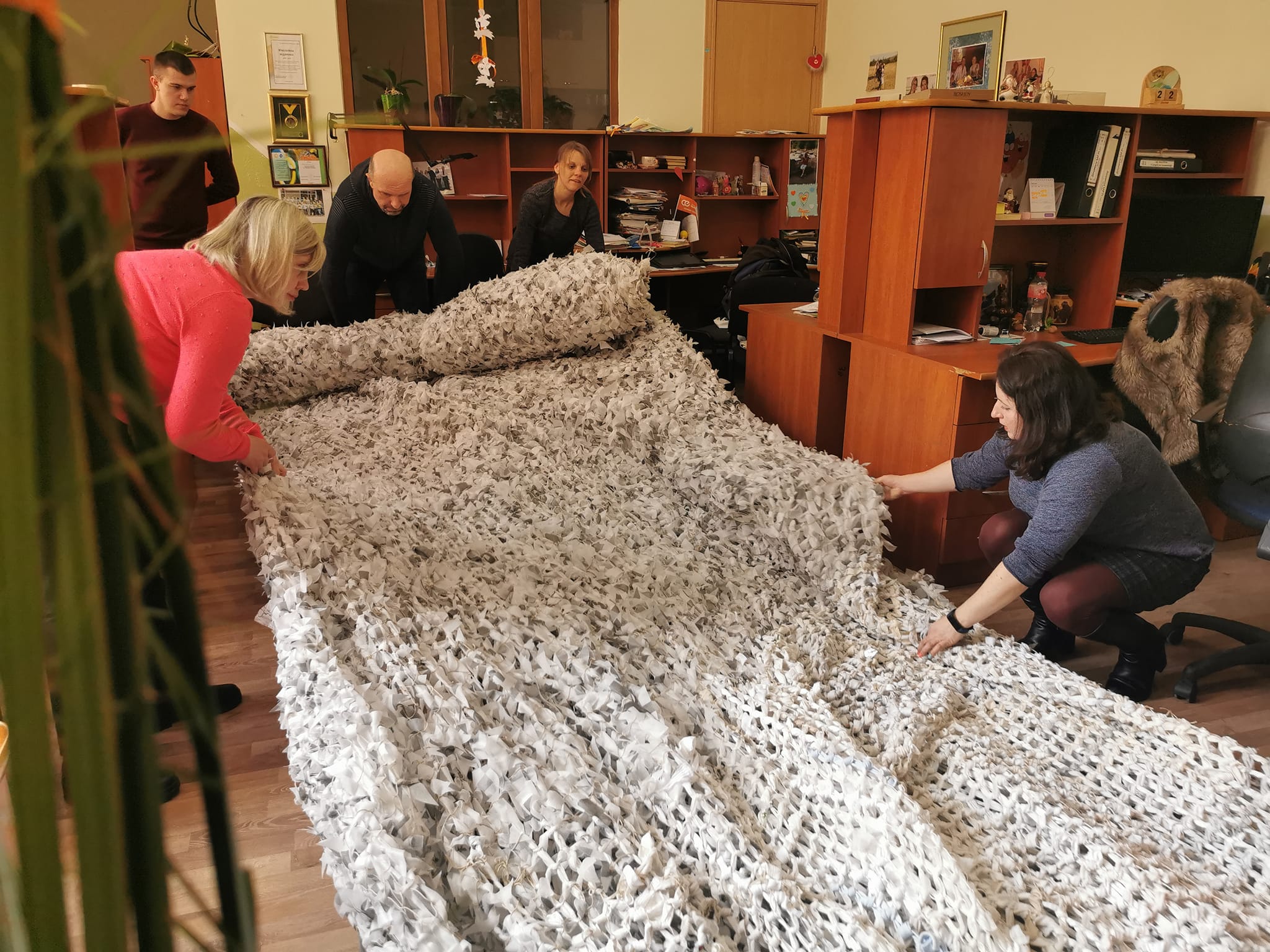 Прикарпатські енергетики сплели для ЗСУ велетенську маскувальну сітку (ФОТО)