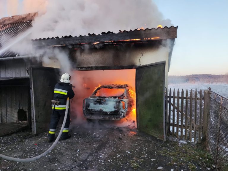 Вранці у селі на Долинщині згорів автомобіль (ФОТО)