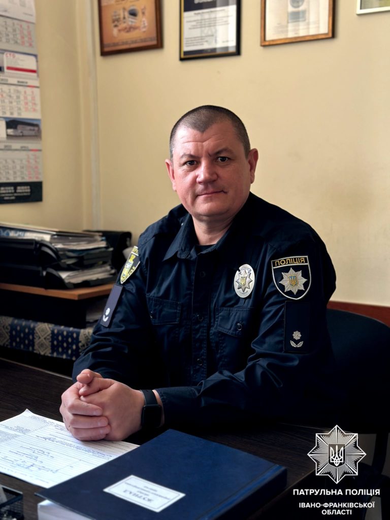 Франківський патрульний у свій вихідний повернув додому 5-річного хлопчика