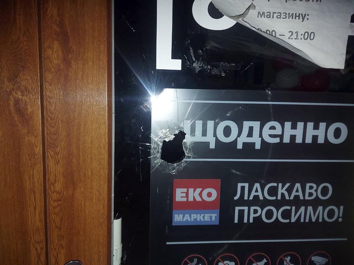 У Долині пʼяний чоловік побив вітрини магазинів та пошкодив банкомат (ФОТО)