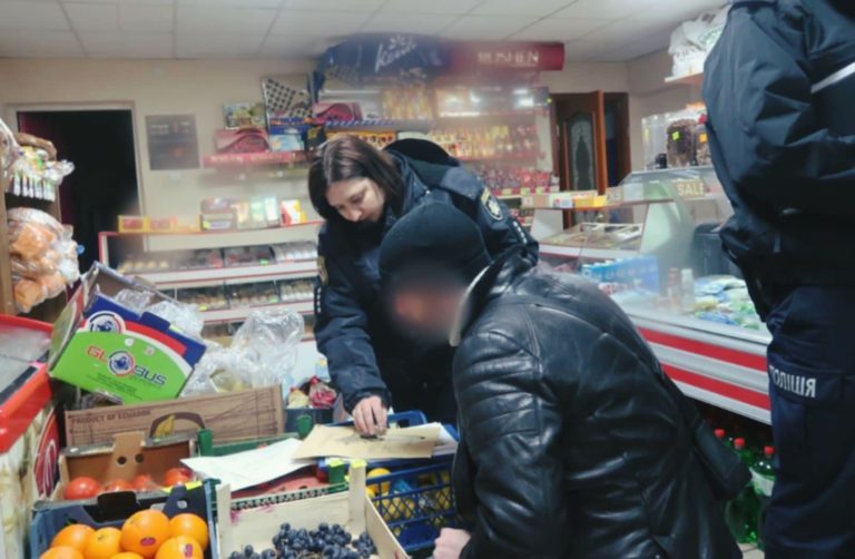 Розбив вітрини й вкрав чотири тисячі гривень: у Долині чоловік пограбував магазин (ФОТО)