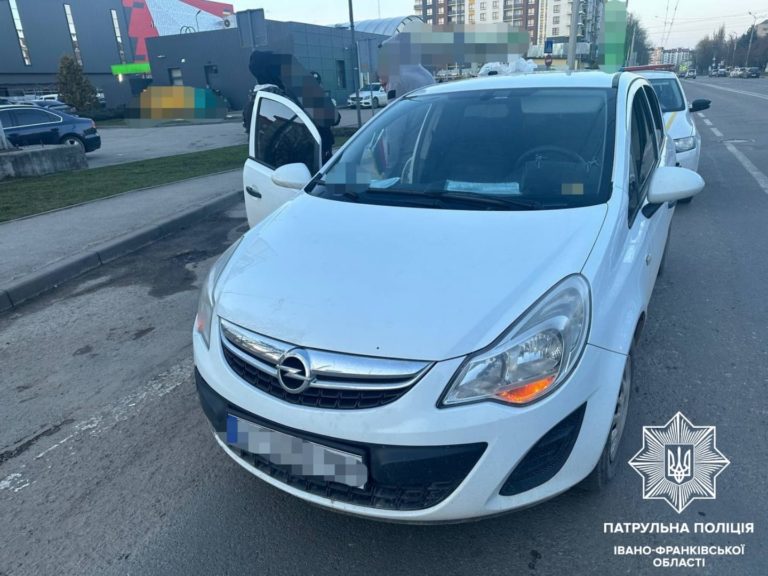 У Франківську зупинили водія “під кайфом”, а в його пасажира знайшли наркотики (ФОТО)