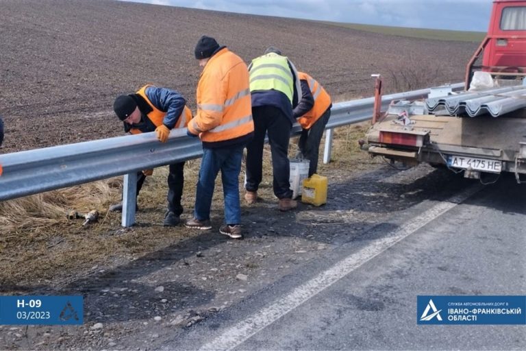 Уздовж дороги “Мукачево-Львів” на Прикарпатті встановлюють бар’єри (ФОТО)