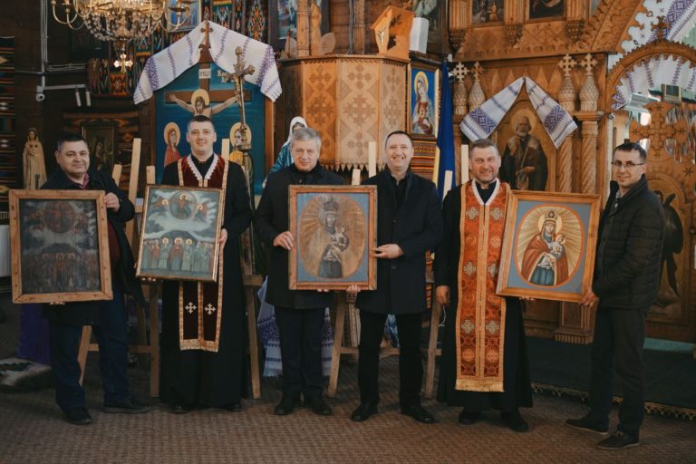 У храм Ворохти повернули відреставровані старовинні ікони (ФОТО)