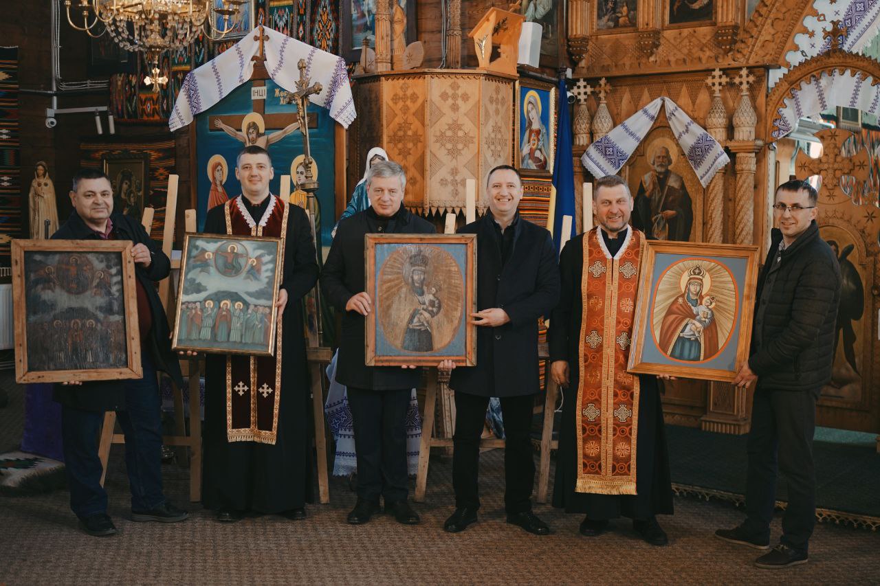 У храм Ворохти повернули відреставровані старовинні ікони (ФОТО)