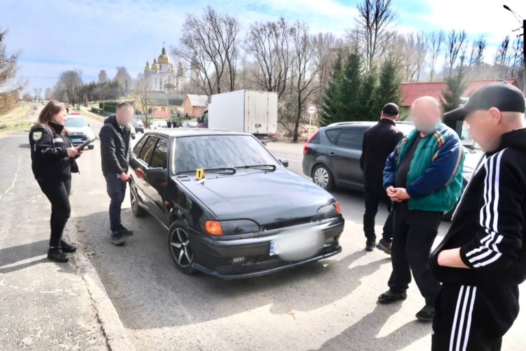 Наркотики й зброя: на блокпостах на Прикарпатті за день спіймали двох водіїв-порушників (ФОТО)