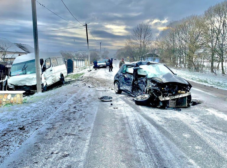 На Коломийщині легковик врізався в рейсовий автобус – постраждали четверо людей (ФОТО)