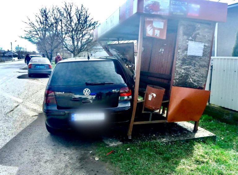 У Снятині Volksvagen Golf влетів у зупинку та збив жінку (ФОТО)