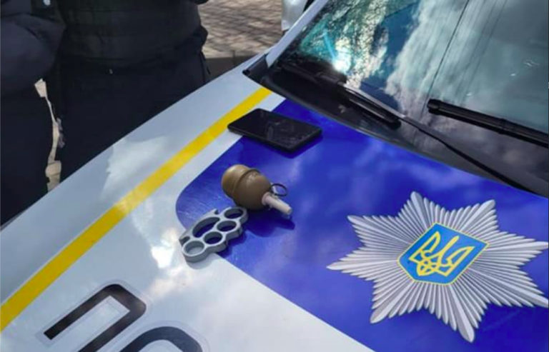 Франківські патрульні спіймали пʼяного водія, ймовірно, з гранатою (ФОТО)