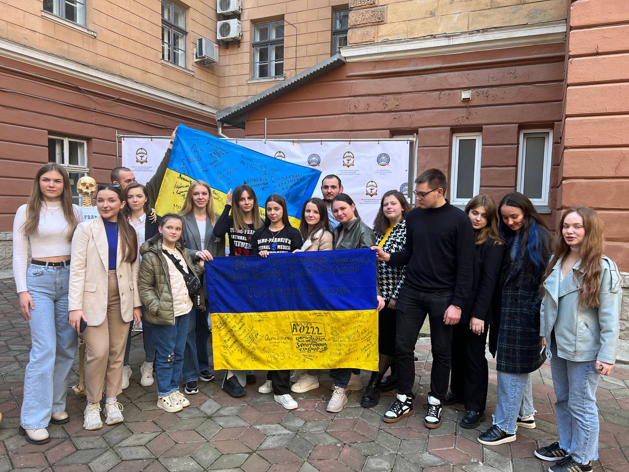 Студенти-медики зібрали на благодійному ярмарку понад 23 000 гривень для ЗСУ (ФОТО)