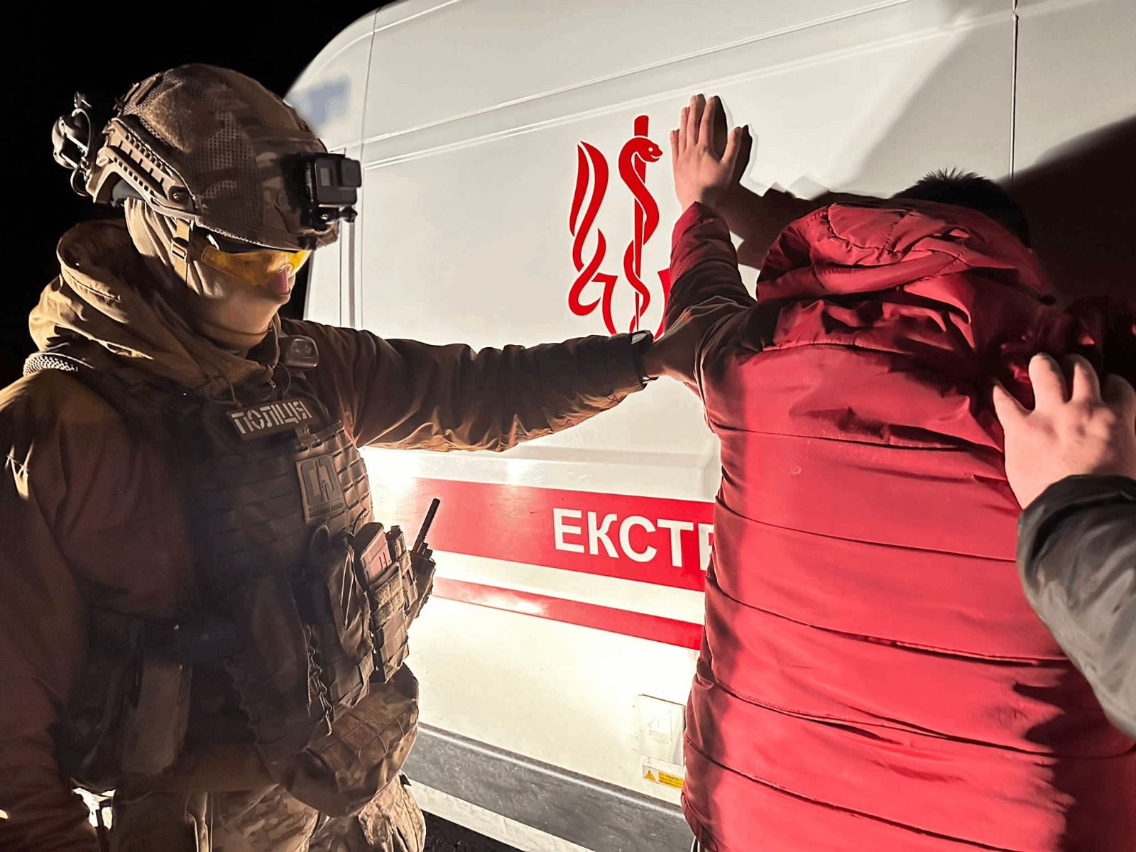 Поліція затримала ділків, які вивозили ухилянтів до кордону на швидкій (ФОТО, ВІДЕО)