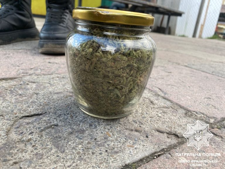 Франківські патрульні спіймали водія під кайфом, а у пасажира знайшли банку “травички”